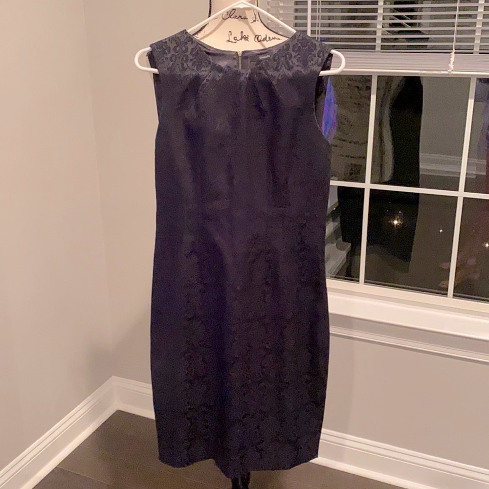 Tahari navy gorgeous pattern dress